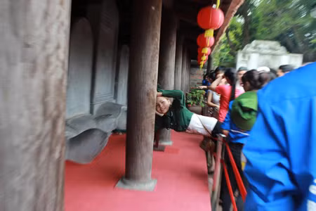 Sĩ tử chen chân cầu may tại Văn Miếu ảnh 5
