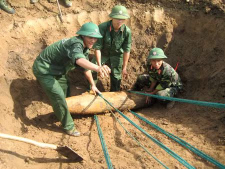 Di dời quả bom 230kg nằm sát khu dân cư ảnh 1