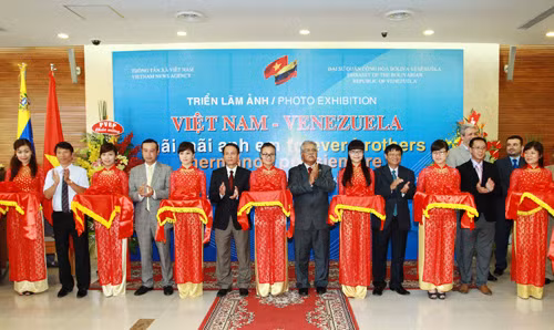 Triển lãm ảnh 'Việt Nam - Venezuela mãi mãi anh em' ảnh 1