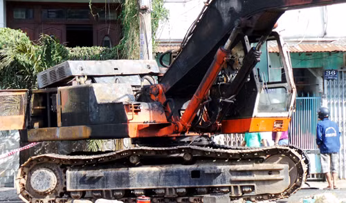 Xe máy xúc bốc cháy tại công trình ảnh 4