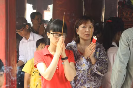 Sĩ tử chen chân cầu may tại Văn Miếu ảnh 8