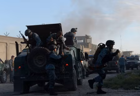 Taliban đánh bom cơ sở hậu cần NATO ảnh 1
