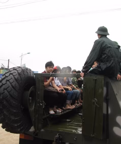 Thái Nguyên đưa xe lội nước chở thí sinh đại học ảnh 2