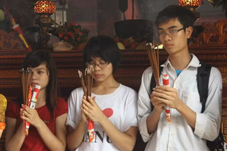 Sĩ tử chen chân cầu may tại Văn Miếu ảnh 7