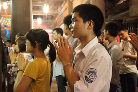 Sĩ tử chen chân cầu may tại Văn Miếu ảnh 9