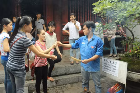 Sĩ tử chen chân cầu may tại Văn Miếu ảnh 6