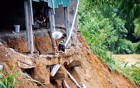 Quốc lộ 2 Hà Giang - Hà Nội sạt lở vì mưa lớn ảnh 1