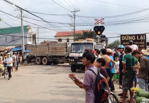 Tàu hỏa đâm văng ôtô, gây tai nạn liên hoàn ảnh 1