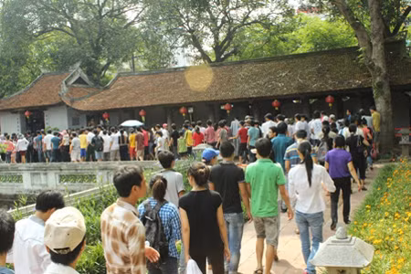 Sĩ tử chen chân cầu may tại Văn Miếu ảnh 2