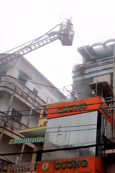 Cháy tiệm 4 tầng, dân cư tháo chạy ảnh 2