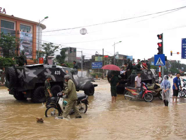Thái Nguyên đưa xe lội nước chở thí sinh đại học ảnh 3