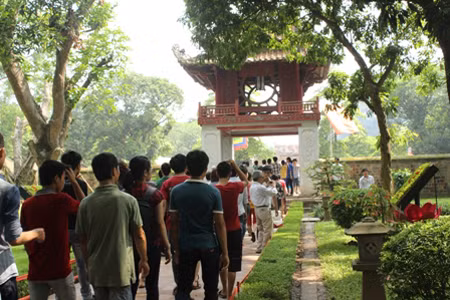 Sĩ tử chen chân cầu may tại Văn Miếu ảnh 1
