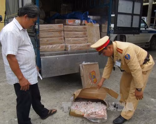 Bắt ô tô tải chở 600kg chân, đùi gà không rõ nguồn gốc ảnh 1