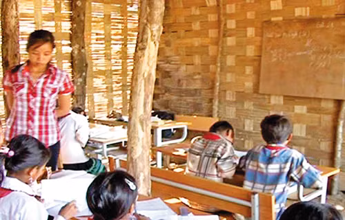 Lớp học theo ruộng nương ảnh 1