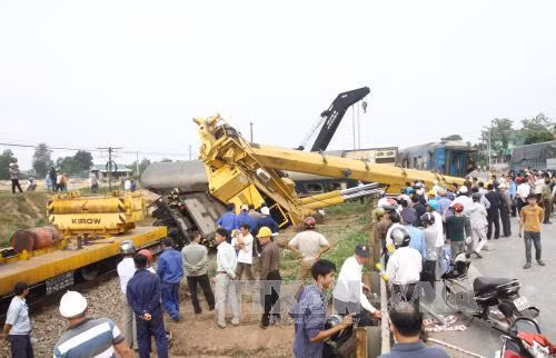 Xe cẩu đổ sập khi cứu hộ tai nạn tàu Bắc-Nam ảnh 6