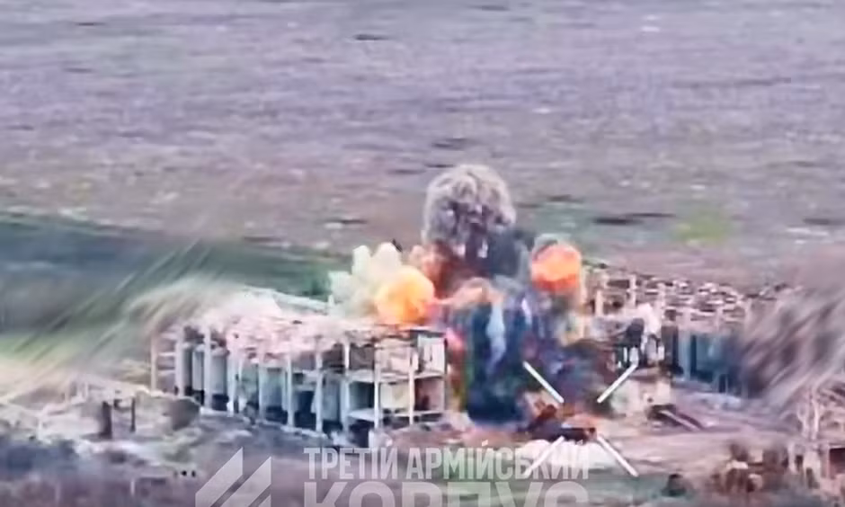 Ảnh cắt từ video do Quân đoàn 3 của Ukraine đăng tải cho thấy các cuộc tấn công vào những mục tiêu quan trọng của Nga bằng bom lượn, hệ thống pháo phản lực phóng loạt trong khuôn khổ Chiến dịch Vivaldi ở phía bắc tỉnh Donetsk.