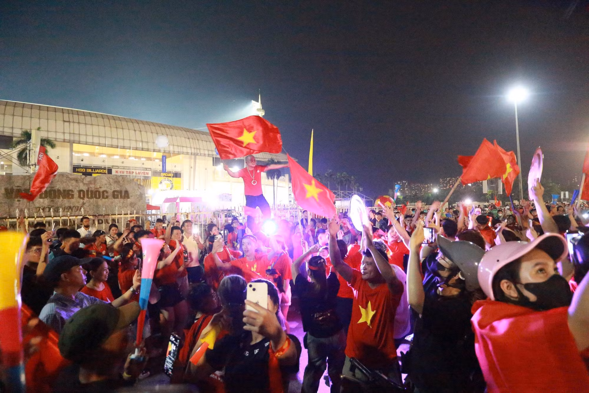 Người hâm mộ xuống đường ăn mừng Việt Nam vô địch ASEAN Cup 2026