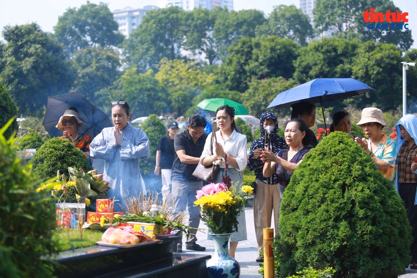 Người dân Hà Nội thành kính tri ân các anh hùng liệt sĩ dịp 27/7