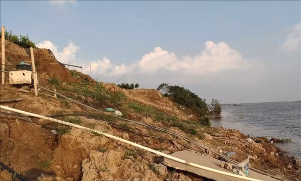 Sạt lở bờ sông Hồng sát công trường thi công cầu Mễ Sở