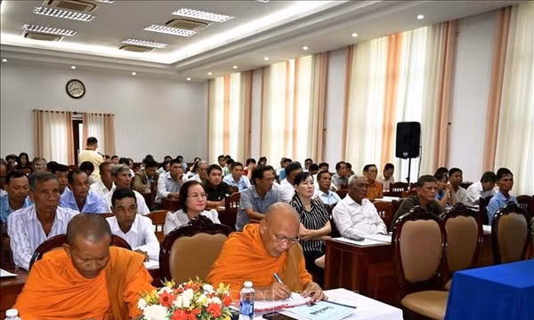 Phát huy vai trò người có uy tín trong giảm nghèo, giữ gìn an ninh cơ sở