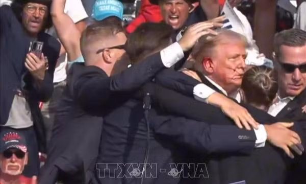 FBI điều tra nghi vấn không phải viên đạn sượt vào tai ông Trump
