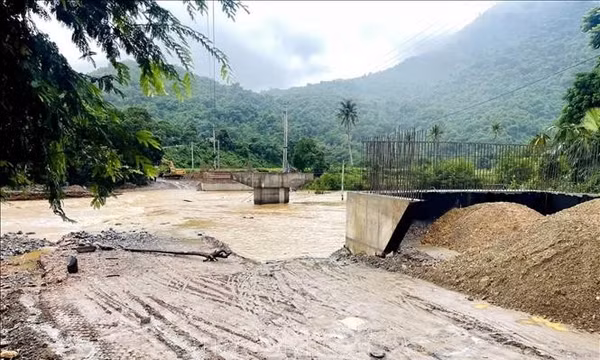 Nghệ An: Hàng trăm hộ dân bị cô lập cục bộ do mưa lũ