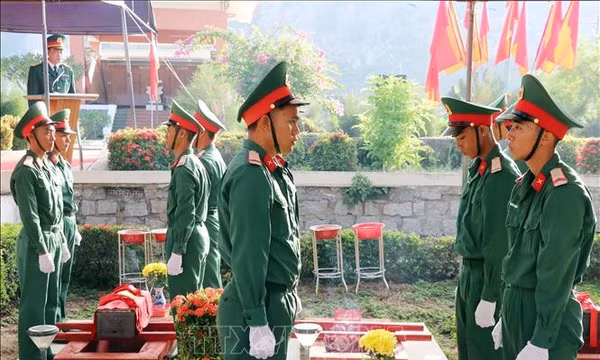 Tiễn đưa các liệt sĩ về nghĩa trang an nghỉ cùng đồng đội