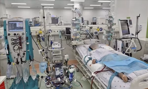 Bác sĩ 'chạy đua' cứu sống bệnh nhi nguy kịch do nhiễm cúm A nặng​