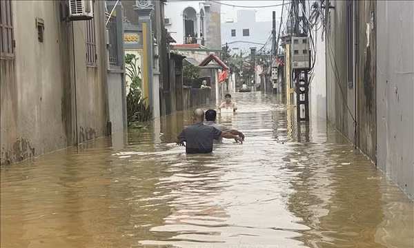 Nước sông Bùi dâng cao, xã Trần Phú tổ chức di dời 145 hộ dân