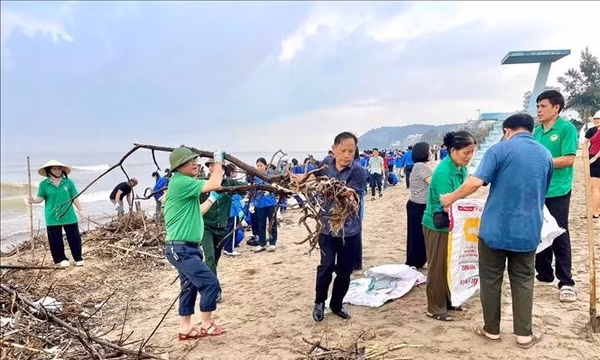 Làm sạch bãi biển Sầm Sơn sau mưa lũ