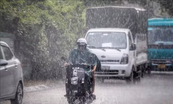 Cảnh báo mưa lớn cục bộ, mưa đá tại khu vực Nam Bộ và tỉnh Lâm Đồng