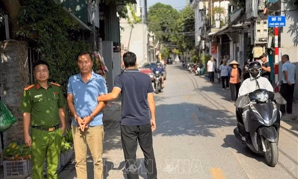 Khởi tố đối tượng chặn xe ô tô, đâm chết người do mâu thuẫn tình cảm