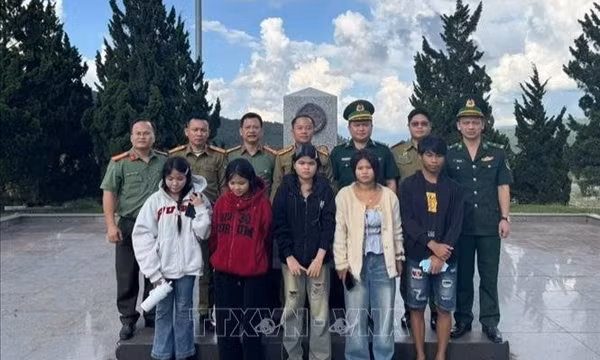 Trục xuất 9 người nhập cảnh trái phép vào Việt Nam