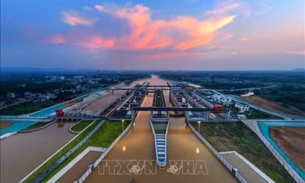 Kênh đào nối sông với biển quy mô lớn của Trung Quốc chính thức đi vào hoạt động