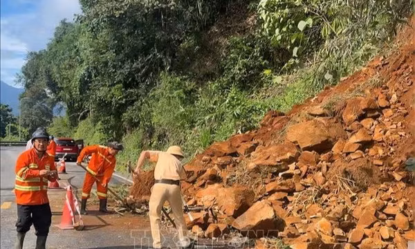 Lâm Đồng khẩn trương khắc phục sạt lở trên đèo Bảo Lộc
