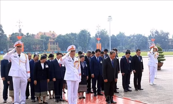 Thường trực Ban Bí thư Lào vào Lăng viếng Chủ tịch Hồ Chí Minh và tưởng niệm các Anh hùng liệt sĩ