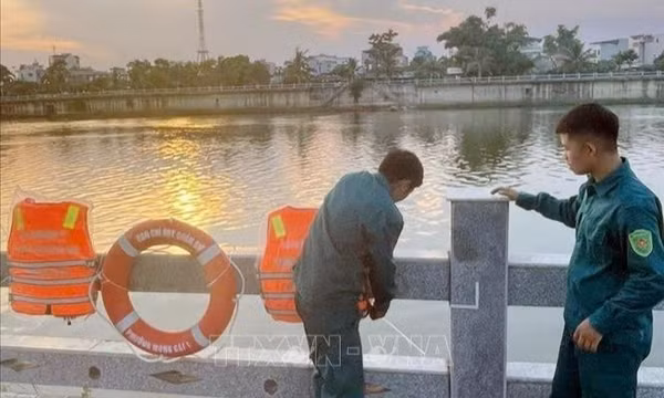 Quảng Ninh bố trí áo phao, phao cứu sinh tại các cầu và tuyến đường ven biển