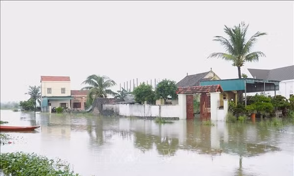 Nghệ An mưa lũ diễn biến phức tạp, hàng trăm hộ dân bị ngập