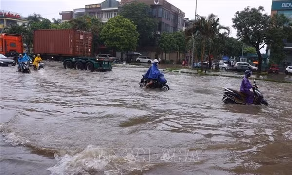 Hà Nội phân luồng tổ chức giao thông tại các vị trí bị ngập úng trên địa bàn 5 xã