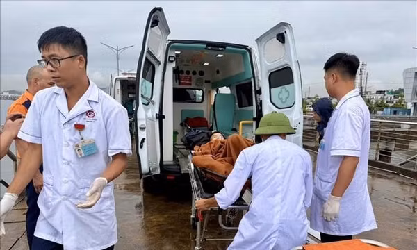 Tìm thấy 6 thuyền viên trên tàu cá bị chìm gần đảo Long Châu, Hải Phòng