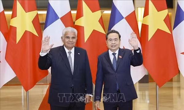 Chủ tịch Quốc hội Trần Thanh Mẫn hội kiến Tổng thống Panama