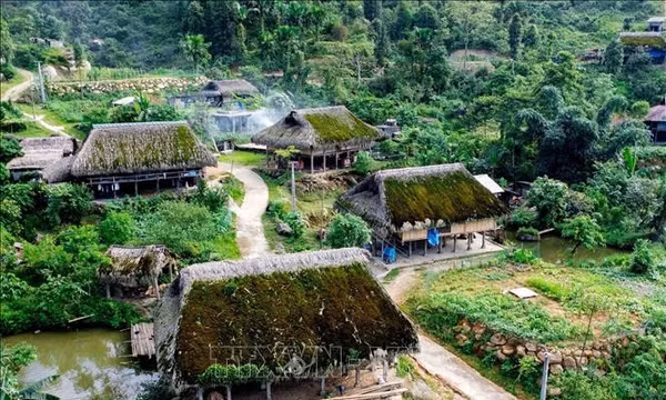 Xà Phìn mở lối du lịch từ những mái nhà phủ rêu