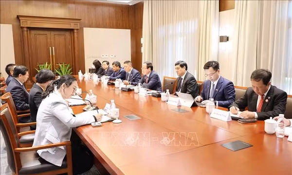 Phó Thủ tướng Lê Tiến Châu thăm và làm việc tại Đại học Thanh Hoa, Trung Quốc