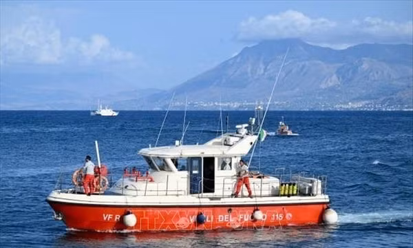 Italy tiếp tục tìm kiếm người mất tích trong vụ lật du thuyền