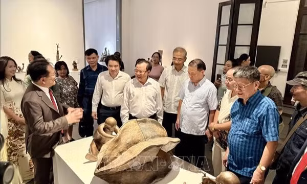 Nhỏ to chuyện đời qua các tác phẩm điêu khắc