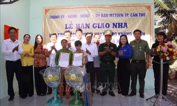 Bàn giao nhà cho con đẻ người hoạt động kháng chiến bị nhiễm chất độc hóa học