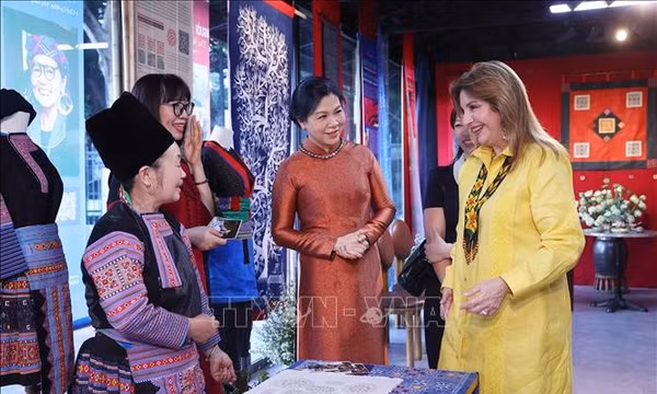 Phu nhân Tổng Bí thư, Chủ tịch nước Tô Lâm và Phu nhân Tổng thống Panama tìm hiểu văn hóa các dân tộc Việt Nam