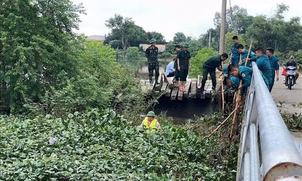 Khẩn trương khơi thông dòng chảy, tiêu thoát nước sau mưa lũ
