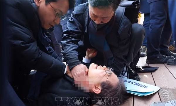 Lãnh đạo phe đối lập Hàn Quốc bị tấn công bằng dao khi đang phát biểu 