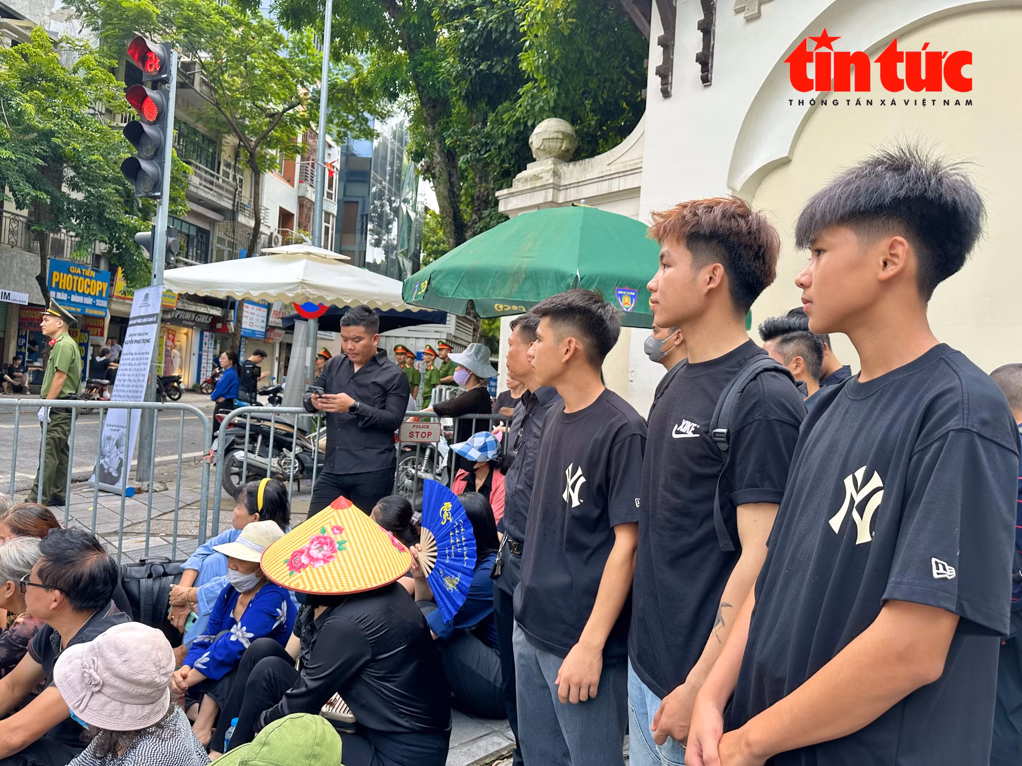 Người dân tập trung từ sáng gần Nhà tang lễ, chờ vào viếng Tổng Bí thư Nguyễn Phú Trọng